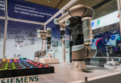 Siemens, yapay zeka ve yeşil teknolojiyle endüstriyel inovasyonu yönlendiriyor: 2025 yılına kadar stratejik düzenlemenin tam analizi